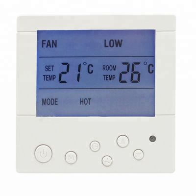 Termostato fissato al muro bianco della stanza di CA Digital con il certificato del CE